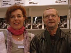Standbetreuerin Simone Wedhorn und Autor Norbert Marohn.