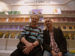 Autor Henner Kotte und Verleger Dr. Sven Lychatz am Messestand.